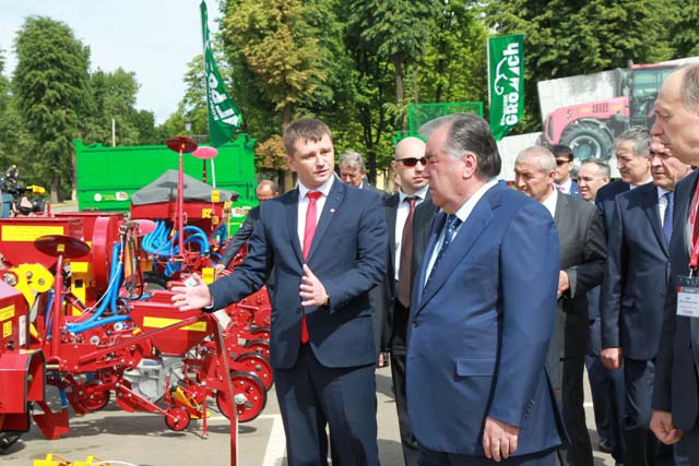 Президенту Таджикистана продемонстрировали выставку продукции Лидагропроммаш