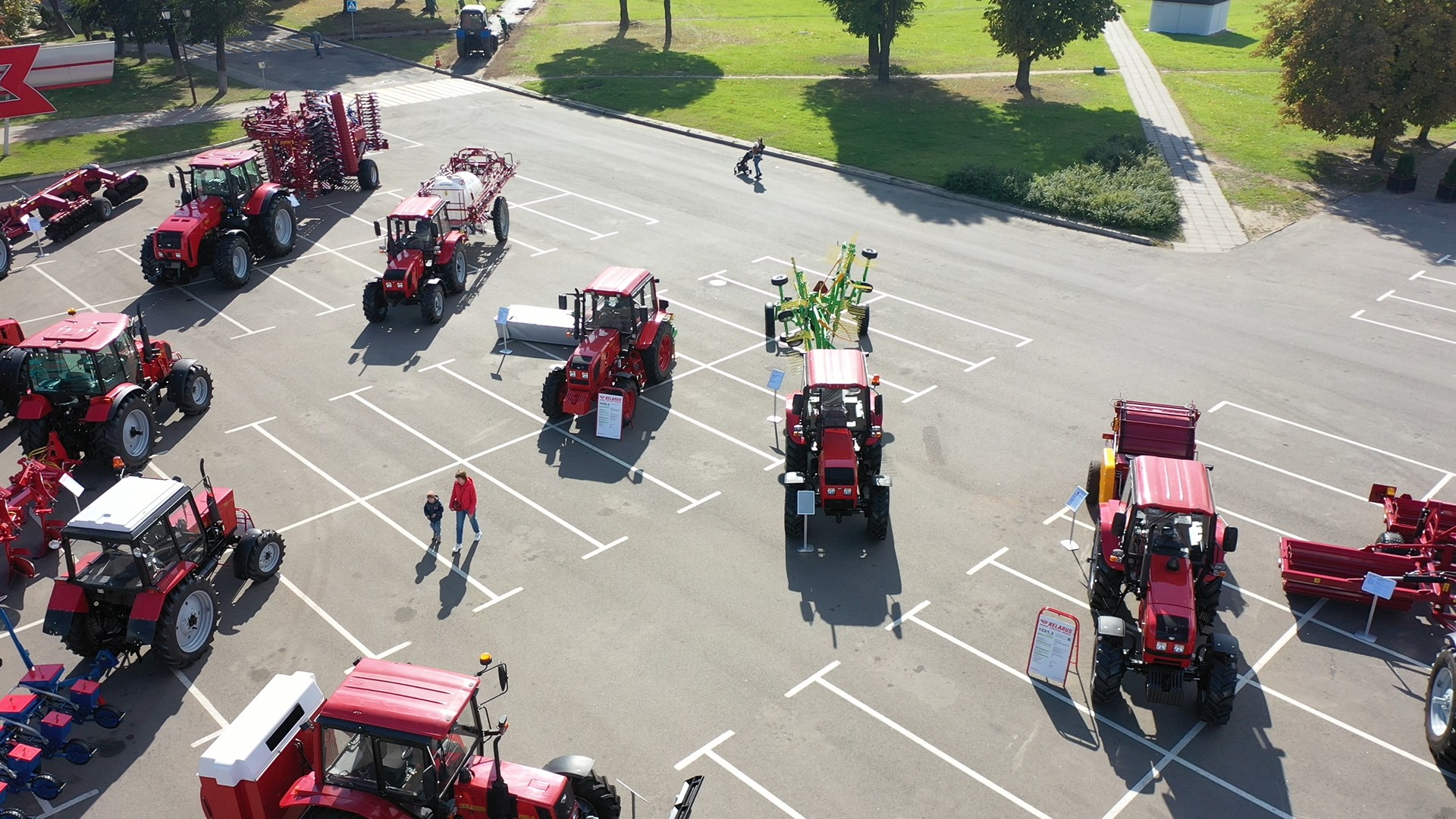 Экспозиция Лидагропроммаш  на призаводской площади МТЗ.