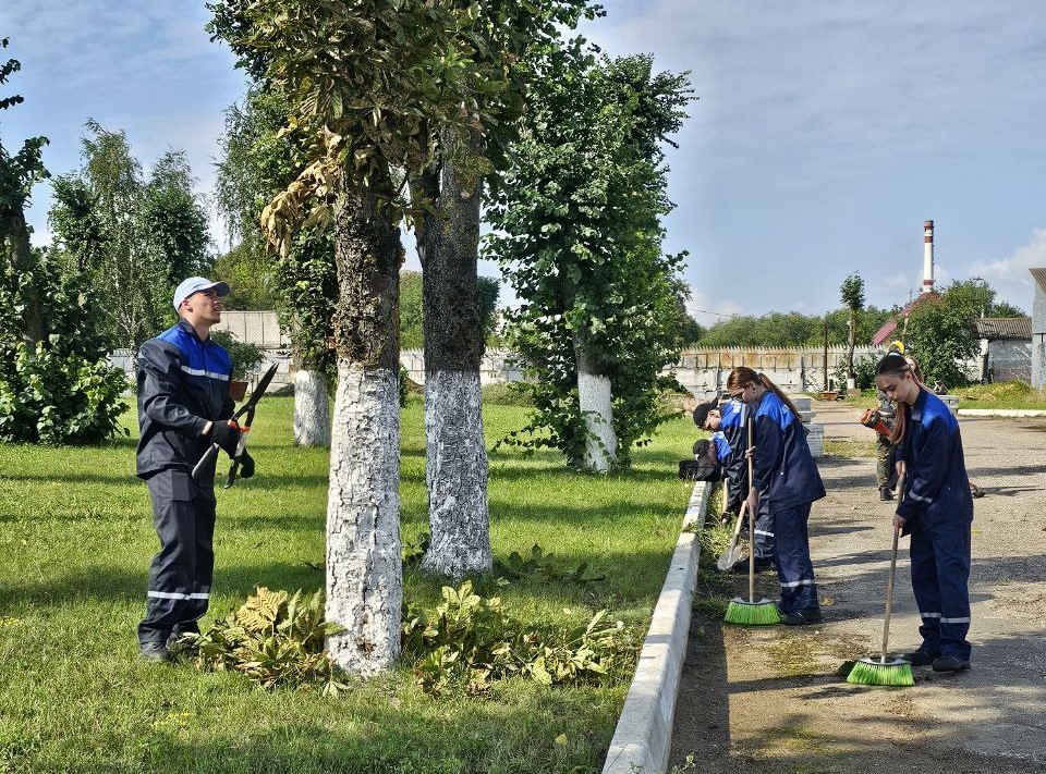 На ОАО «Лидагропроммаш» приступил к работе трудовой десант в составе 2 девушек и 4 юношей